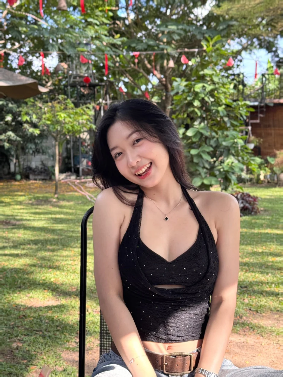 Hà Phi Yến chẳng cần bikini, một nụ cười đủ "gây bão" mạng
