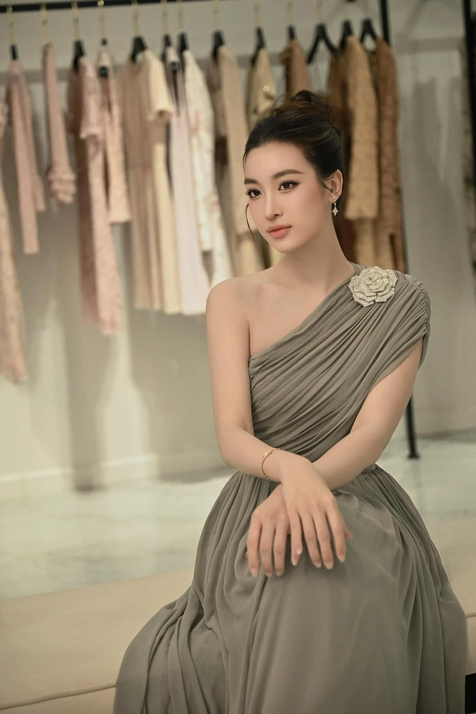 Hoa hậu Đỗ Mỹ Linh làm một việc giữa tin đồn đã sinh con thứ 2 cho chồng Chủ tịch