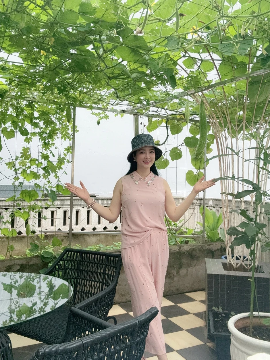 Hoa hậu Giáng My U60 khoe body đẹp "mướt mắt", ở biệt thự nguy nga như cung điện Hoa hậu Giáng My U60 khoe body đẹp "mướt mắt", ở biệt thự nguy nga như cung điện
