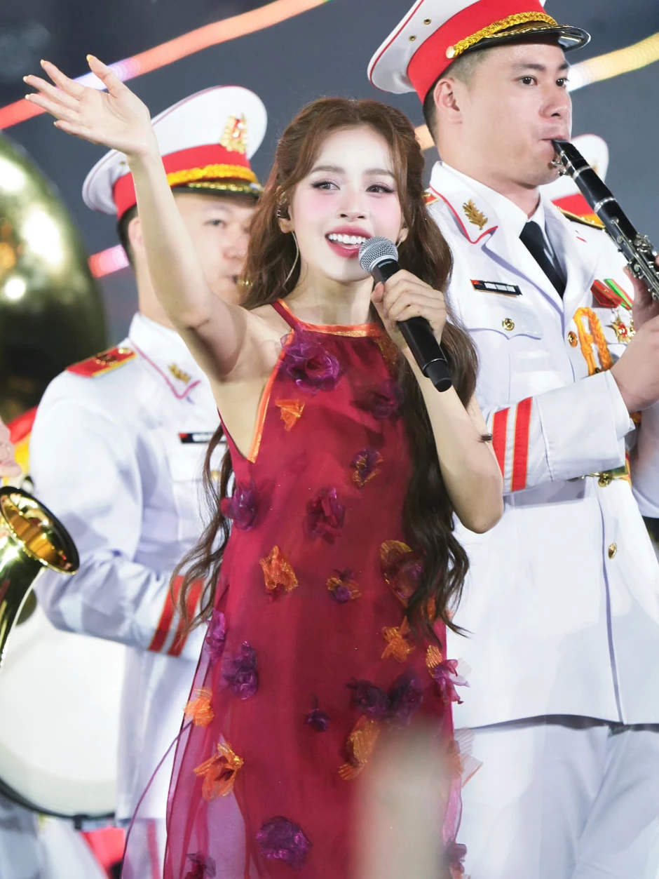Hòa Minzy và mỹ nhân đẹp nhất Việt Nam: Ai hơn ai?
