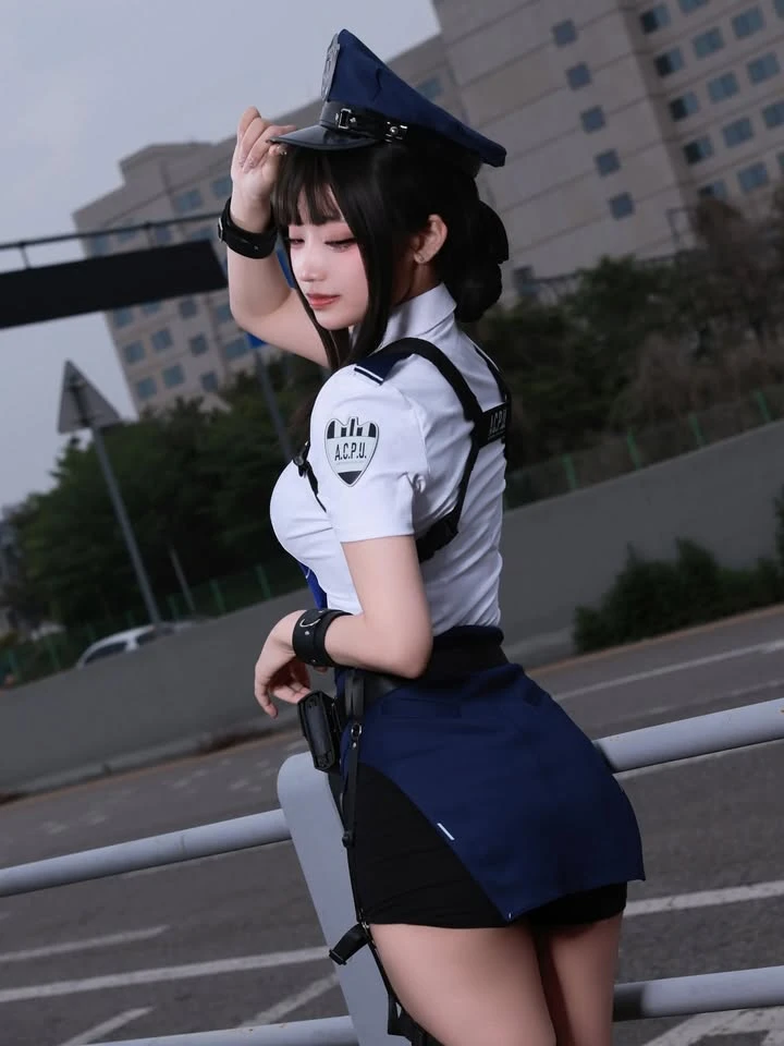 Hóa thân thành nữ cảnh sát, hot coser này khiến anh em game thủ đồng loạt "giơ tay" xin hàng