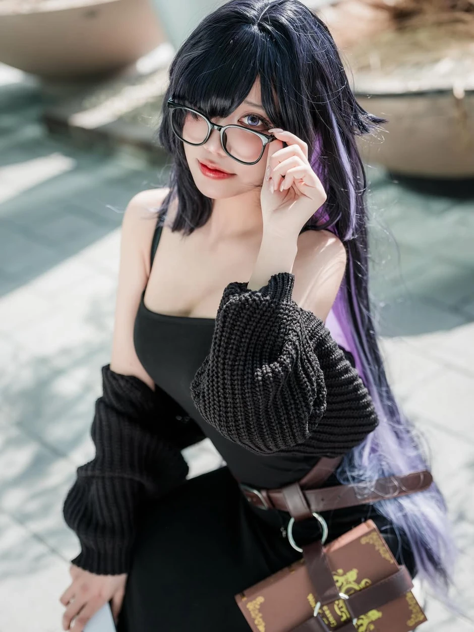 Hóa thân thành nữ cảnh sát, hot coser này khiến anh em game thủ đồng loạt "giơ tay" xin hàng