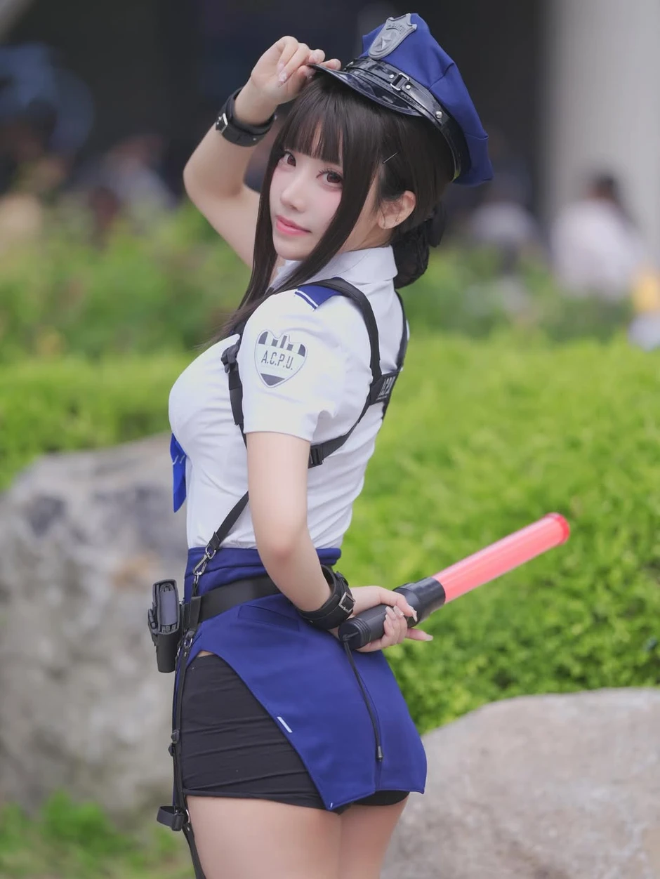 Hóa thân thành nữ cảnh sát, hot coser này khiến anh em game thủ đồng loạt "giơ tay" xin hàng