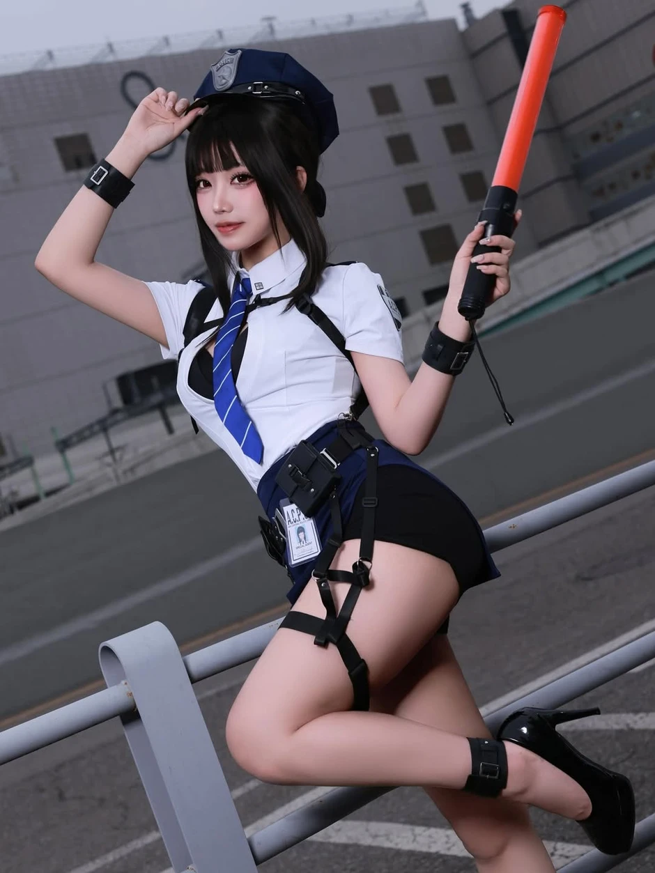 Hóa thân thành nữ cảnh sát, hot coser này khiến anh em game thủ đồng loạt "giơ tay" xin hàng