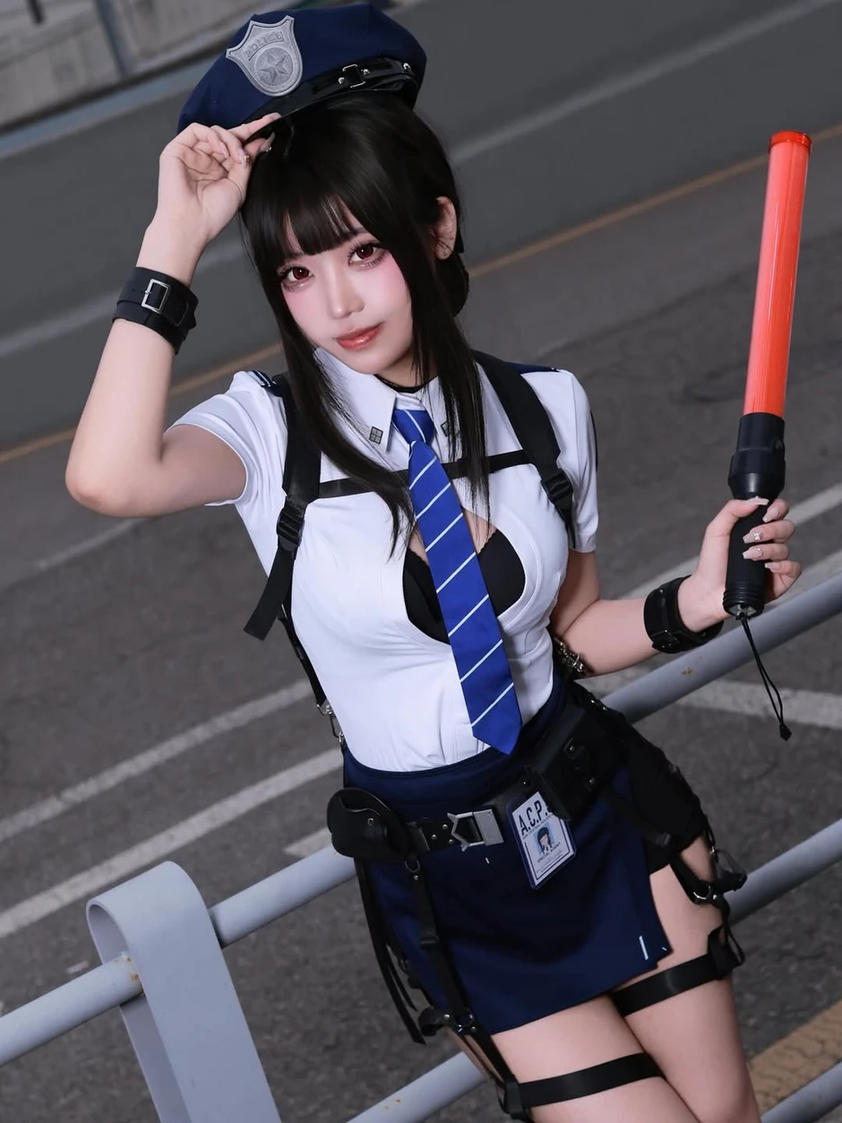 Hóa thân thành nữ cảnh sát, hot coser này khiến anh em game thủ đồng loạt "giơ tay" xin hàng