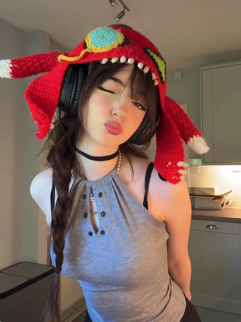 Hóa thân thành "Cho'Gath", nữ streamer bất ngờ "viral" vì quá đỗi dễ thương