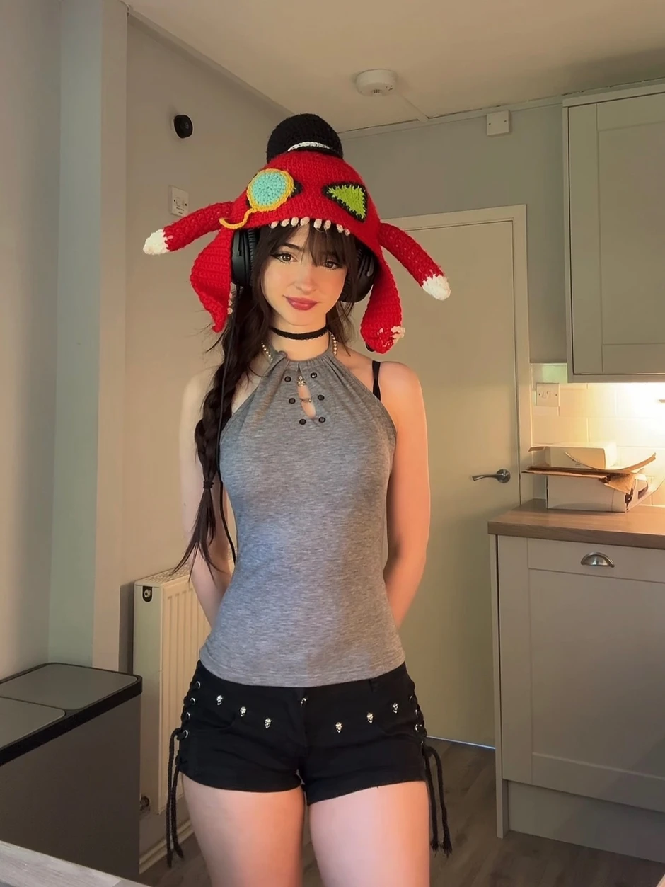Hóa thân thành "Cho'Gath", nữ streamer bất ngờ "viral" vì quá đỗi dễ thương