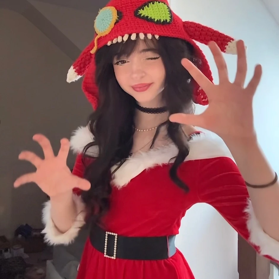 Hóa thân thành "Cho'Gath", nữ streamer bất ngờ "viral" vì quá đỗi dễ thương