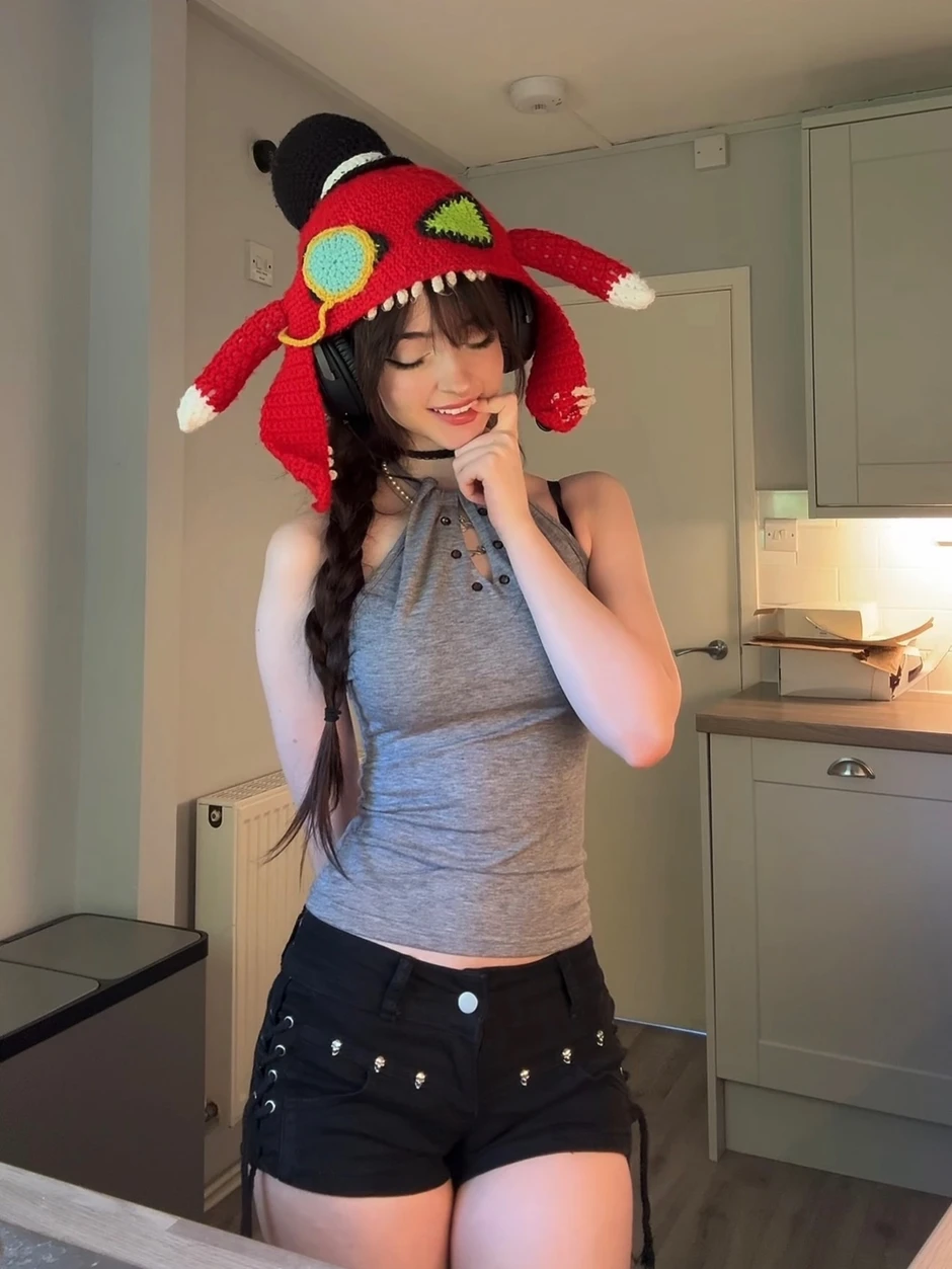 Hóa thân thành "Cho'Gath", nữ streamer bất ngờ "viral" vì quá đỗi dễ thương