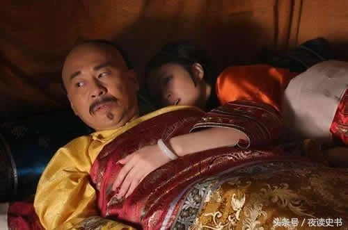 Hoàng đế vừa sủng ái phi tần, thái giám lập tức "mời nước": Luật ngầm phía sau khiến hậu thế bất ngờ Hoàng đế vừa sủng ái phi tần, thái giám lập tức "mời nước": Luật ngầm phía sau khiến hậu thế bất ngờ
