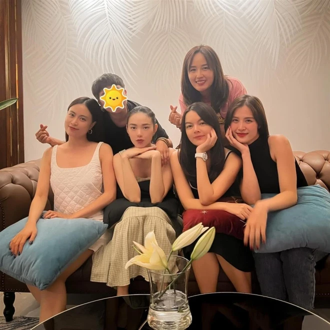 Hội bạn "đắt giá" nhất Vbiz tụ họp, nhìn mặt mộc quá đỉnh đố ai biết tuổi thật