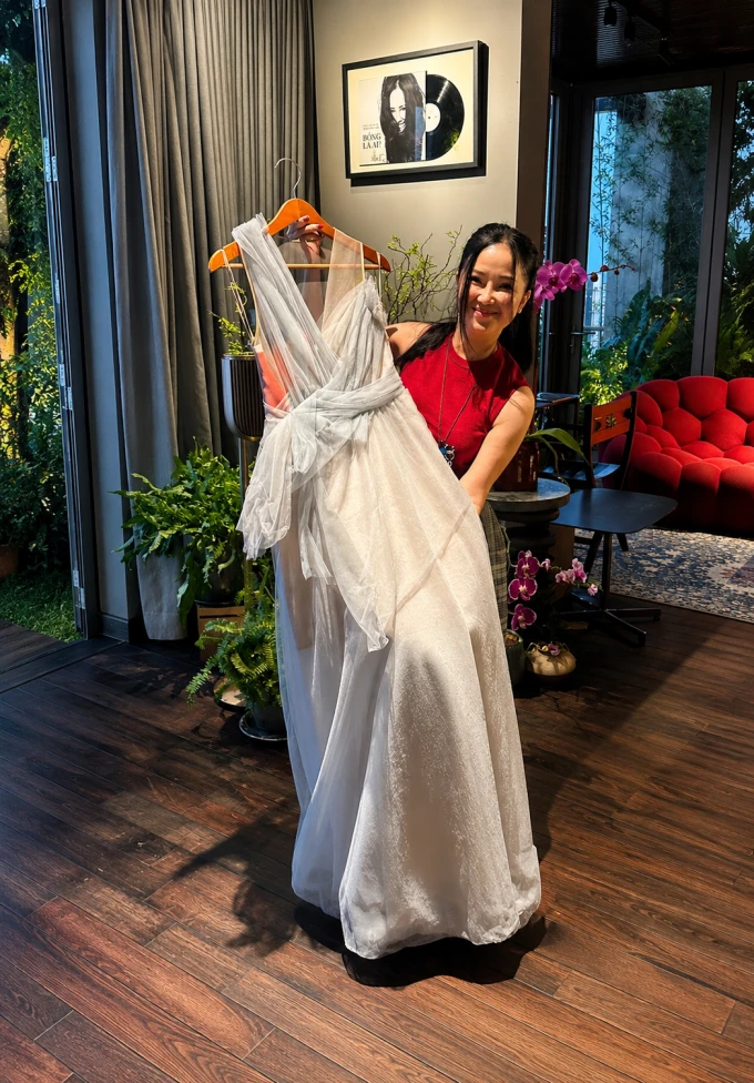 Hồng Nhung đấu giá váy ủng hộ bệnh nhân ung thư vú