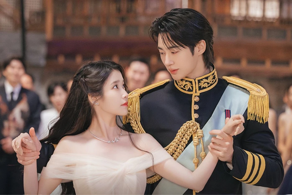 IU và Byeon Woo Seok đồng loạt xin lỗi