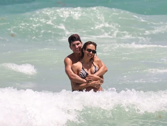 Jessica Alba và bạn trai quấn quýt không rời khi đi nghỉ mát