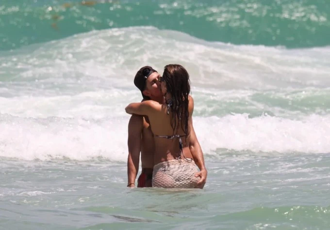 Jessica Alba và bạn trai quấn quýt không rời khi đi nghỉ mát