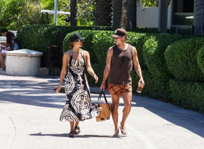 Jessica Alba và bạn trai quấn quýt không rời khi đi nghỉ mát
