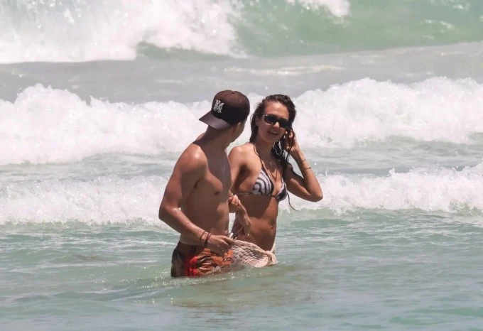 Jessica Alba và bạn trai quấn quýt không rời khi đi nghỉ mát