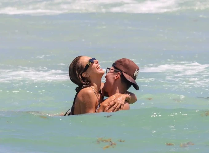 Jessica Alba và bạn trai quấn quýt không rời khi đi nghỉ mát