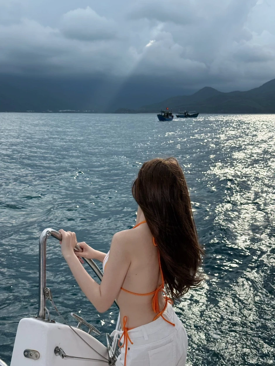 Khổng Tú Quỳnh đốt cháy mùa hè với bikini rực rỡ, visual làm netizen "say sóng" Khổng Tú Quỳnh đốt cháy mùa hè với bikini rực rỡ, visual làm netizen "say sóng"