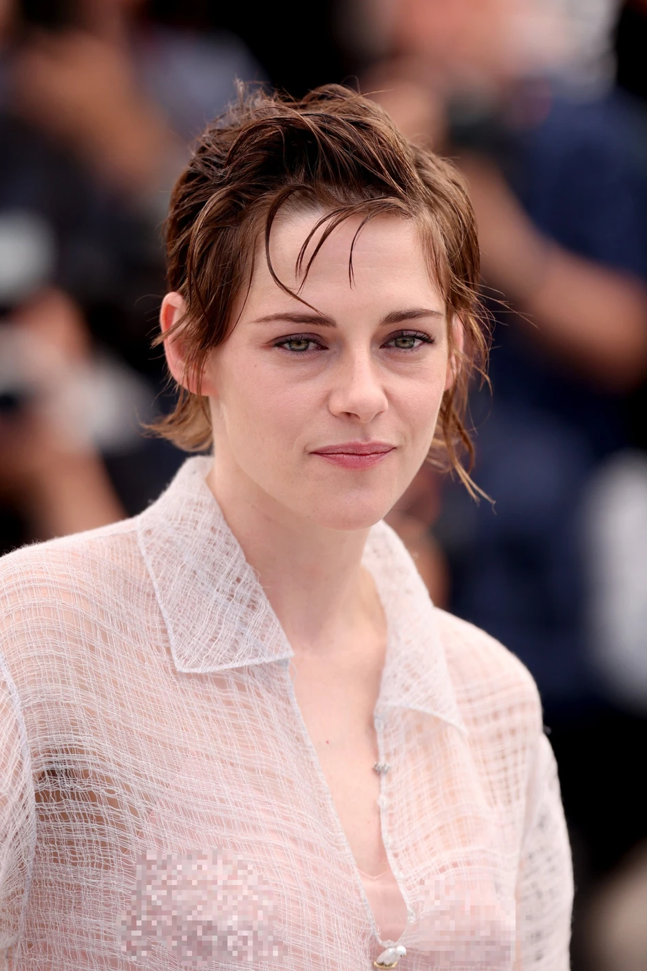 Kristen Stewart gây sốc vì ăn mặc lộ điểm nhạy cảm ở Cannes 2026 Kristen Stewart gây sốc vì ăn mặc lộ điểm nhạy cảm ở Cannes 2026