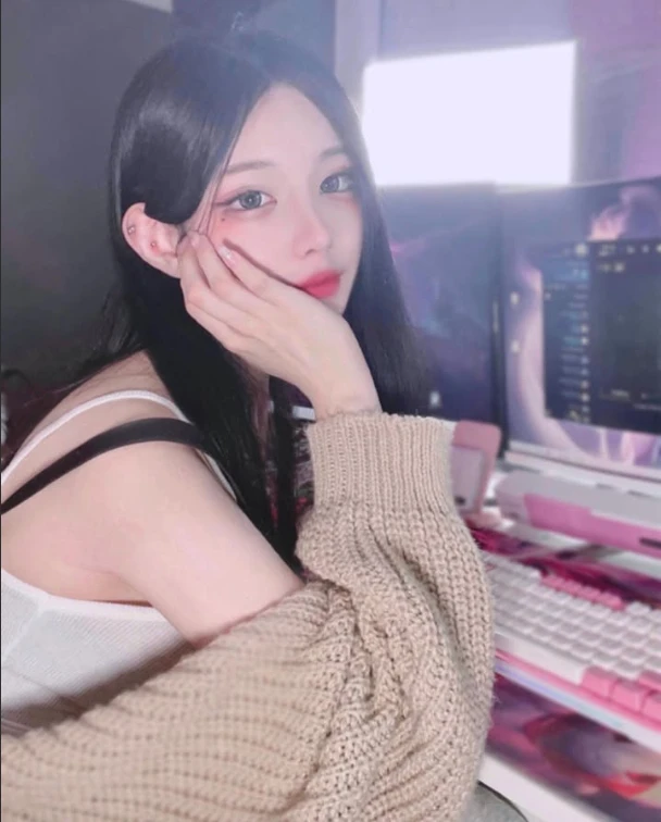 Làm thêm ở quán net, hot girl xinh đẹp khiến lượng khách tăng vọt, visual như búp bê