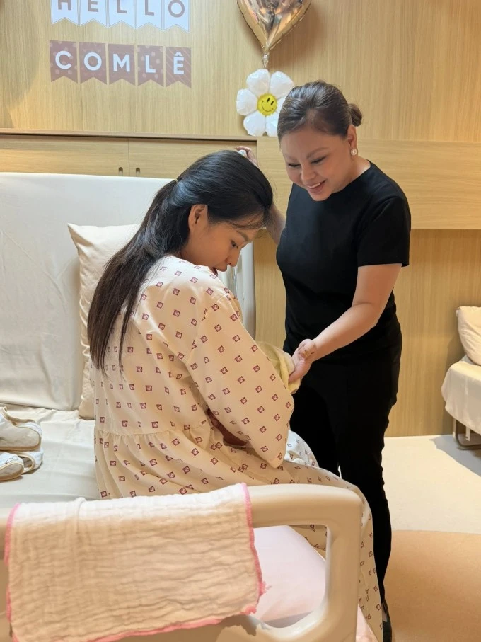 Lê Giang khoe cháu gái mới chào đời
