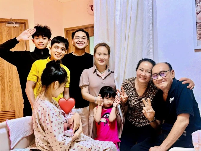 Lê Lộc sinh con đầu lòng