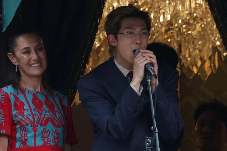 Lịch sử gọi tên BTS: 7 thành viên gặp gỡ Tổng thống Mexico, còn nhận "đặc quyền" mở fanmeeting 50.000 người ngay tại Cung điện Quốc gia