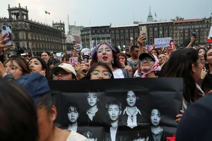 Lịch sử gọi tên BTS: 7 thành viên gặp gỡ Tổng thống Mexico, còn nhận "đặc quyền" mở fanmeeting 50.000 người ngay tại Cung điện Quốc gia