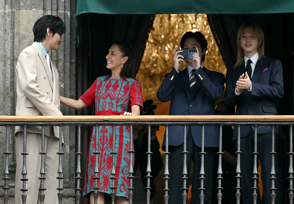 Lịch sử gọi tên BTS: 7 thành viên gặp gỡ Tổng thống Mexico, còn nhận "đặc quyền" mở fanmeeting 50.000 người ngay tại Cung điện Quốc gia