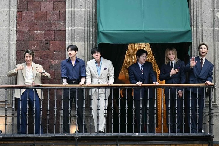 Lịch sử gọi tên BTS: 7 thành viên gặp gỡ Tổng thống Mexico, còn nhận "đặc quyền" mở fanmeeting 50.000 người ngay tại Cung điện Quốc gia