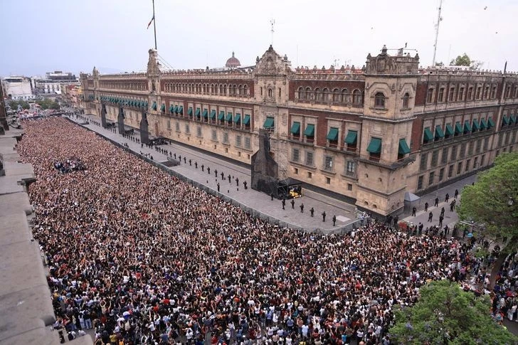Lịch sử gọi tên BTS: 7 thành viên gặp gỡ Tổng thống Mexico, còn nhận "đặc quyền" mở fanmeeting 50.000 người ngay tại Cung điện Quốc gia