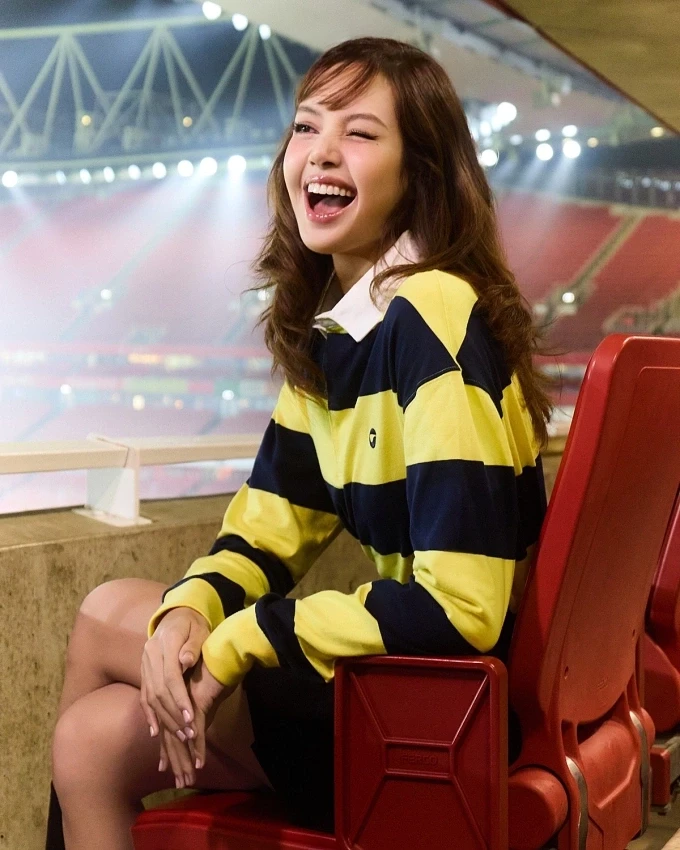 Lisa hát ca khúc cổ vũ World Cup Lisa hát ca khúc cổ vũ World Cup