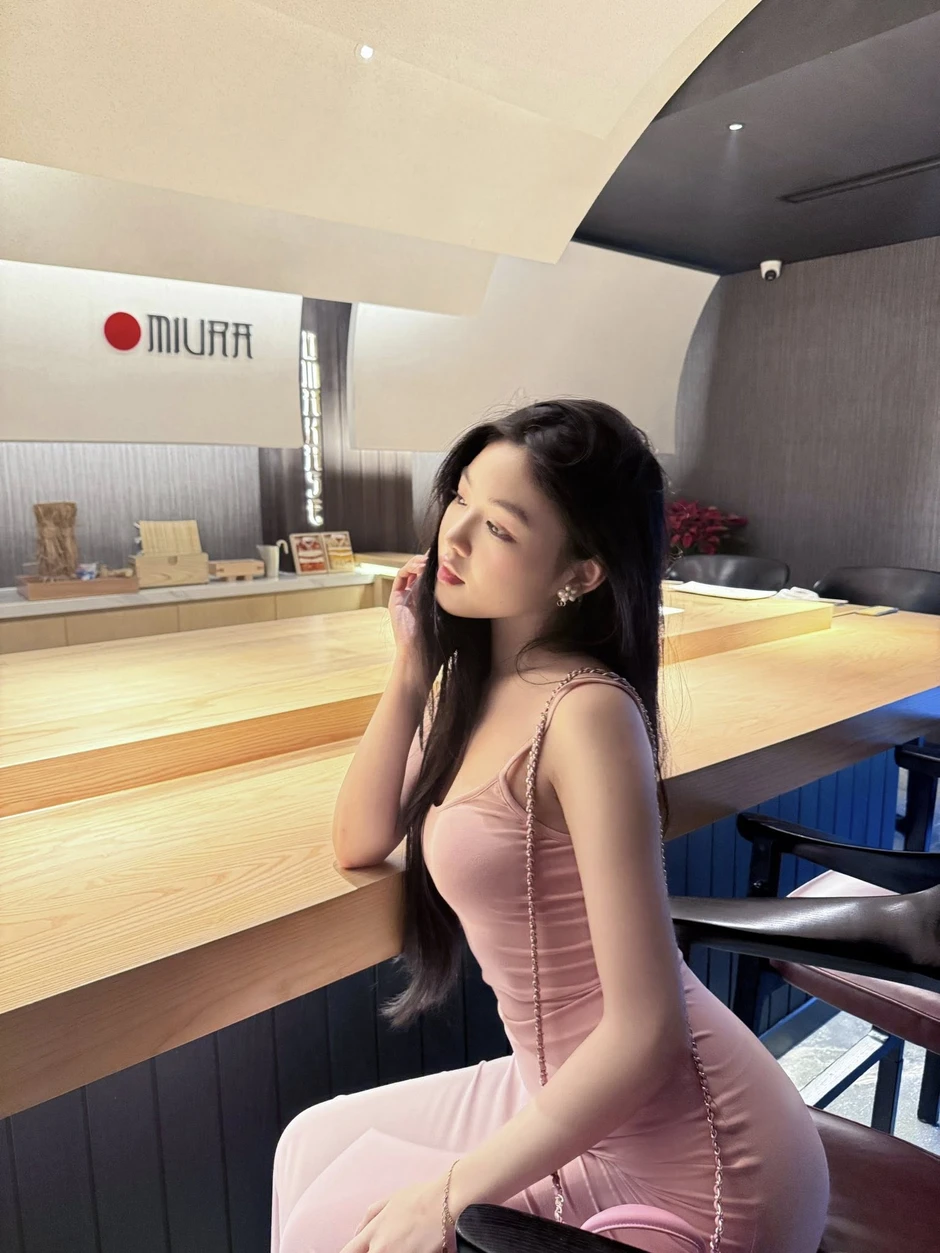 Lọ Lem gây sốt với vóc dáng đồng hồ cát ở tuổi 20 Lọ Lem gây sốt với vóc dáng đồng hồ cát ở tuổi 20