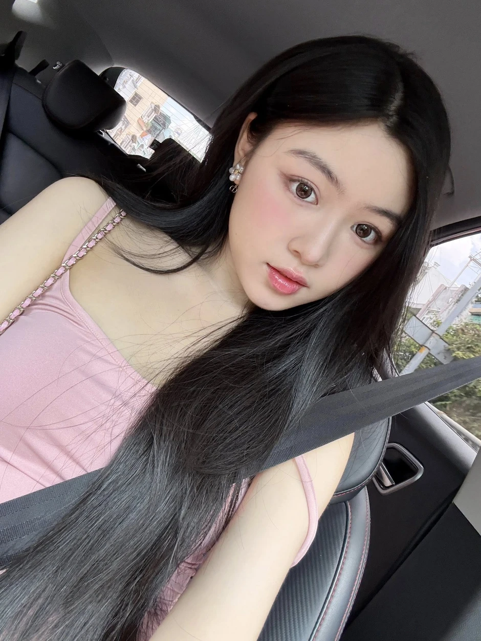Lọ Lem gây sốt với vóc dáng đồng hồ cát ở tuổi 20 Lọ Lem gây sốt với vóc dáng đồng hồ cát ở tuổi 20