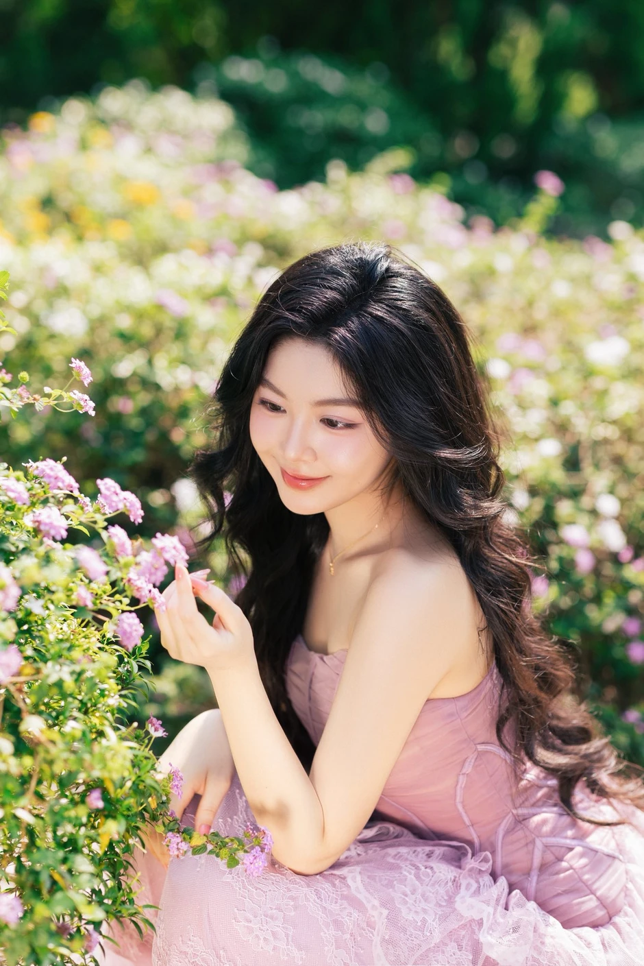 Lọ Lem gây sốt với vóc dáng đồng hồ cát ở tuổi 20 Lọ Lem gây sốt với vóc dáng đồng hồ cát ở tuổi 20