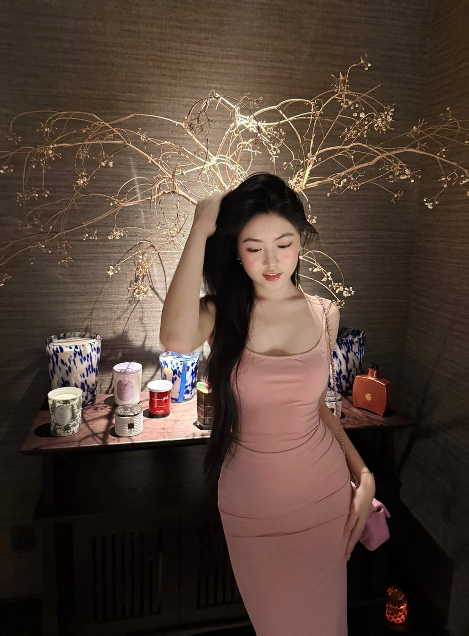 Lọ Lem gây sốt với vóc dáng đồng hồ cát ở tuổi 20 Lọ Lem gây sốt với vóc dáng đồng hồ cát ở tuổi 20