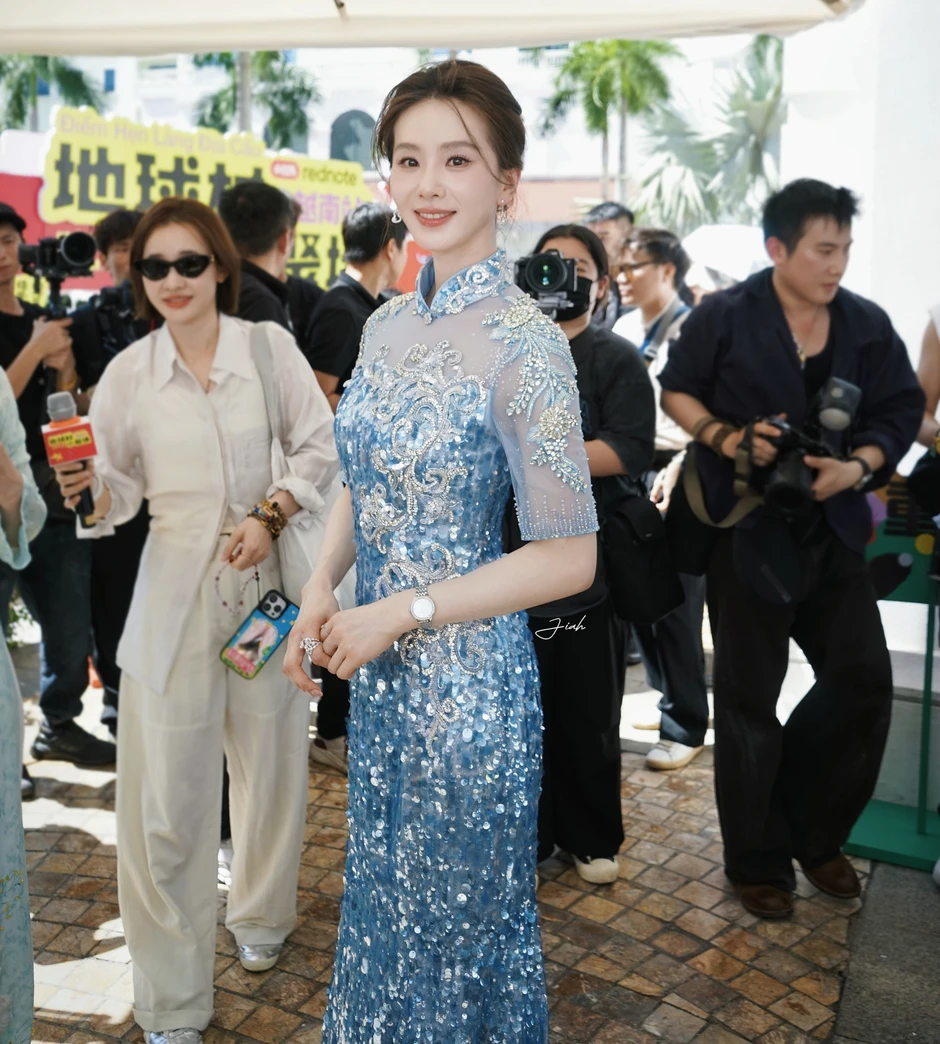 Lưu Thi Thi đang ở Hà Nội, rạng rỡ bất chấp nắng nóng kỷ lục Lưu Thi Thi đang ở Hà Nội, rạng rỡ bất chấp nắng nóng kỷ lục