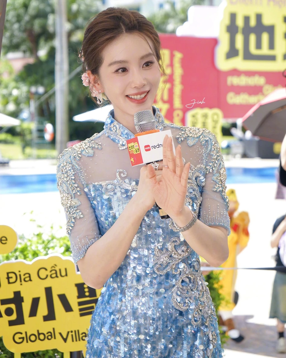 Lưu Thi Thi đang ở Hà Nội, rạng rỡ bất chấp nắng nóng kỷ lục Lưu Thi Thi đang ở Hà Nội, rạng rỡ bất chấp nắng nóng kỷ lục