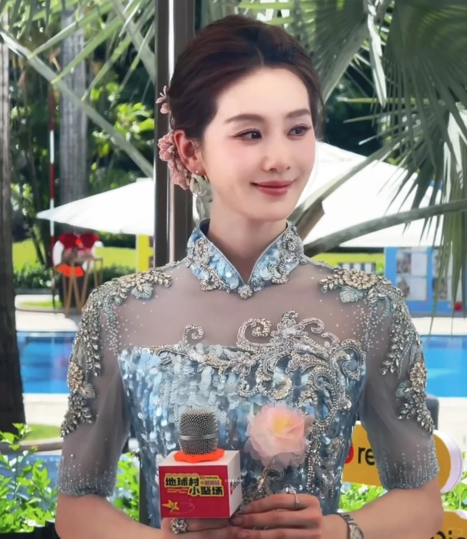 Lưu Thi Thi đang ở Hà Nội, rạng rỡ bất chấp nắng nóng kỷ lục Lưu Thi Thi đang ở Hà Nội, rạng rỡ bất chấp nắng nóng kỷ lục