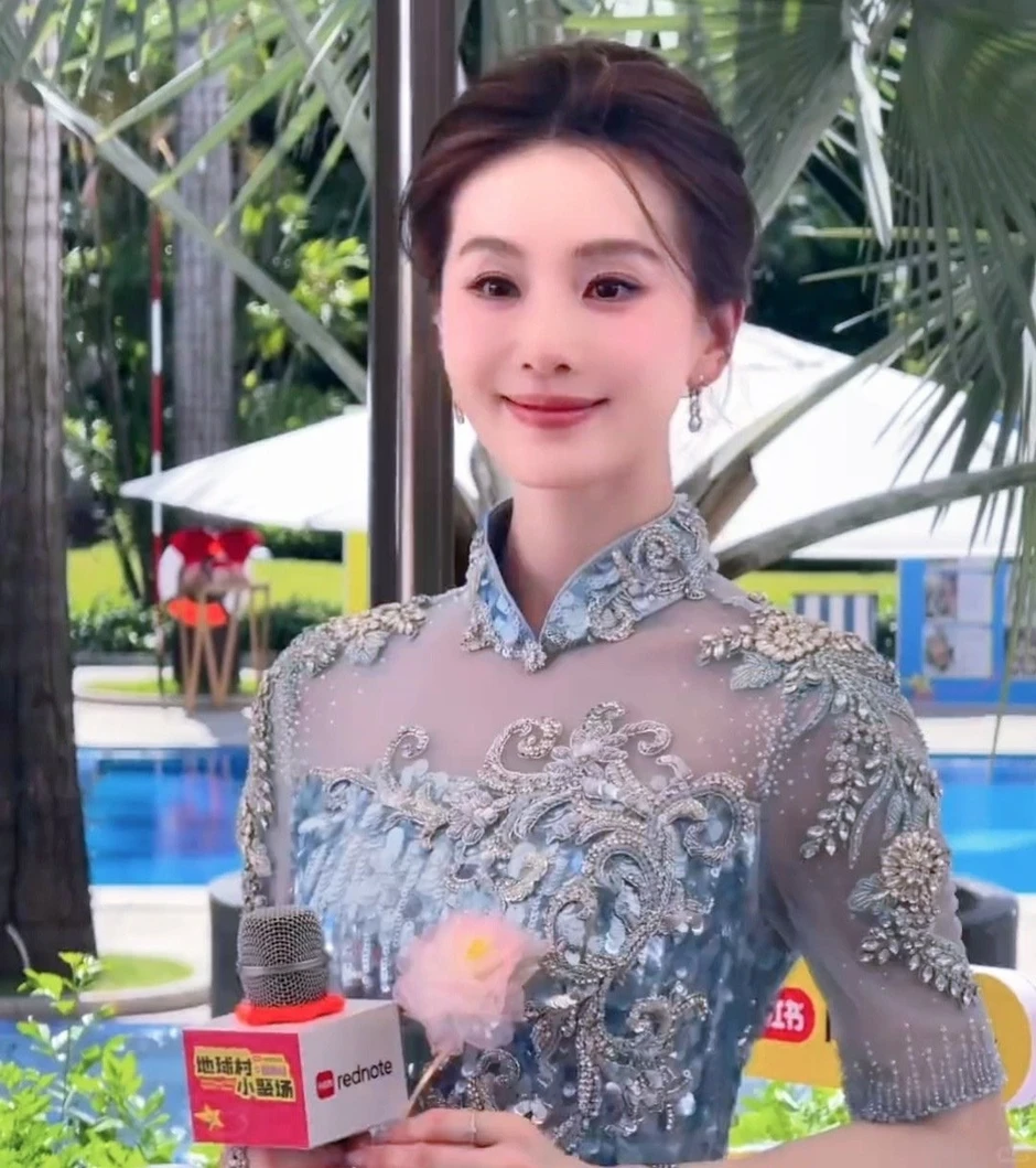 Lưu Thi Thi đang ở Hà Nội, rạng rỡ bất chấp nắng nóng kỷ lục Lưu Thi Thi đang ở Hà Nội, rạng rỡ bất chấp nắng nóng kỷ lục