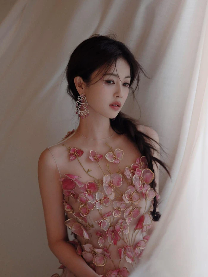 Mỹ nhân có nụ cười vô duyên nhất showbiz không biết xấu hổ à?