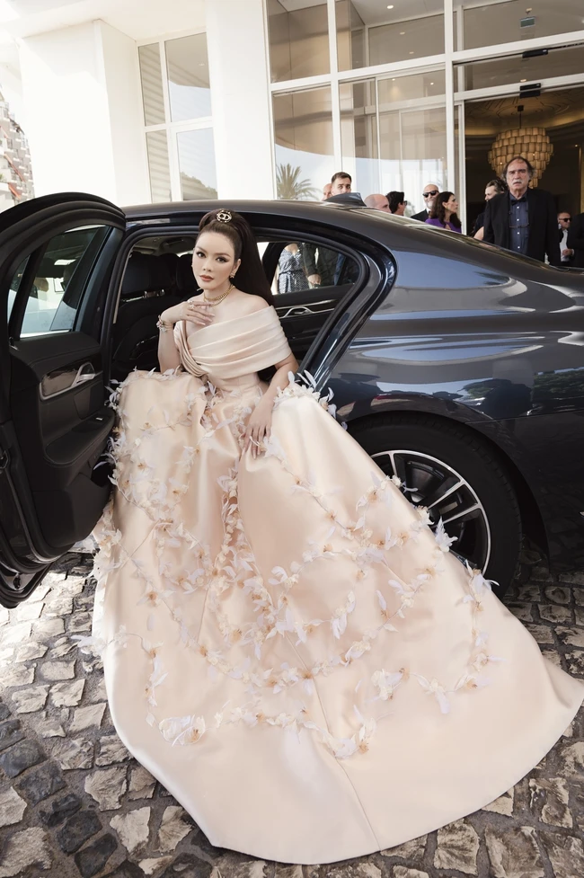 Mỹ nhân dự Cannes nhiều nhất showbiz Việt, chi 50 tỷ và mang 43 bộ váy đi thảm đỏ Mỹ nhân dự Cannes nhiều nhất showbiz Việt, chi 50 tỷ và mang 43 bộ váy đi thảm đỏ