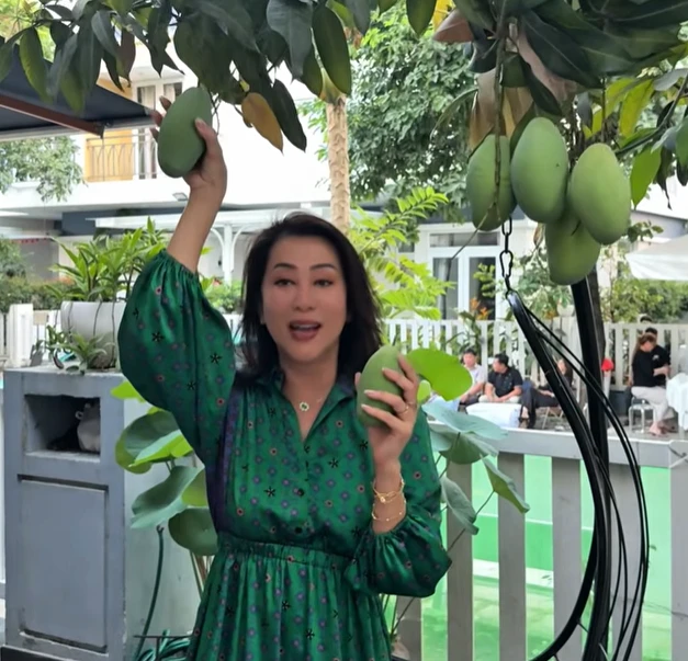 MC Nguyễn Cao Kỳ Duyên bất ngờ về Việt Nam vì một nam ca sĩ kém tuổi MC Nguyễn Cao Kỳ Duyên bất ngờ về Việt Nam vì một nam ca sĩ kém tuổi