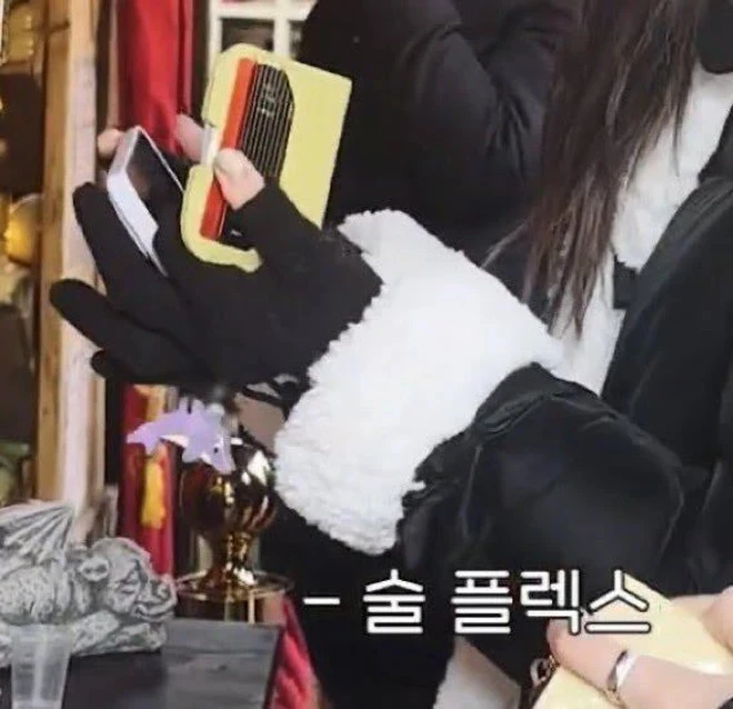 Một bức ảnh của Lisa (BLACKPINK) có giá 16 tỷ đồng