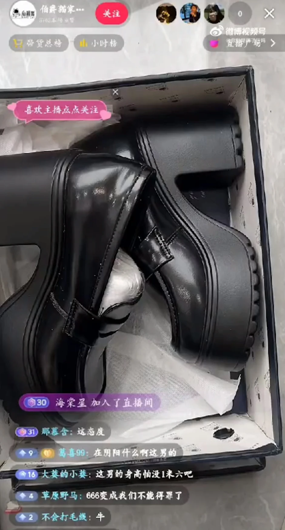 Mua hàng trên livestream, khách nữ bị người bán mỉa mai vì đi giày size 40 Mua hàng trên livestream, khách nữ bị người bán mỉa mai vì đi giày size 40