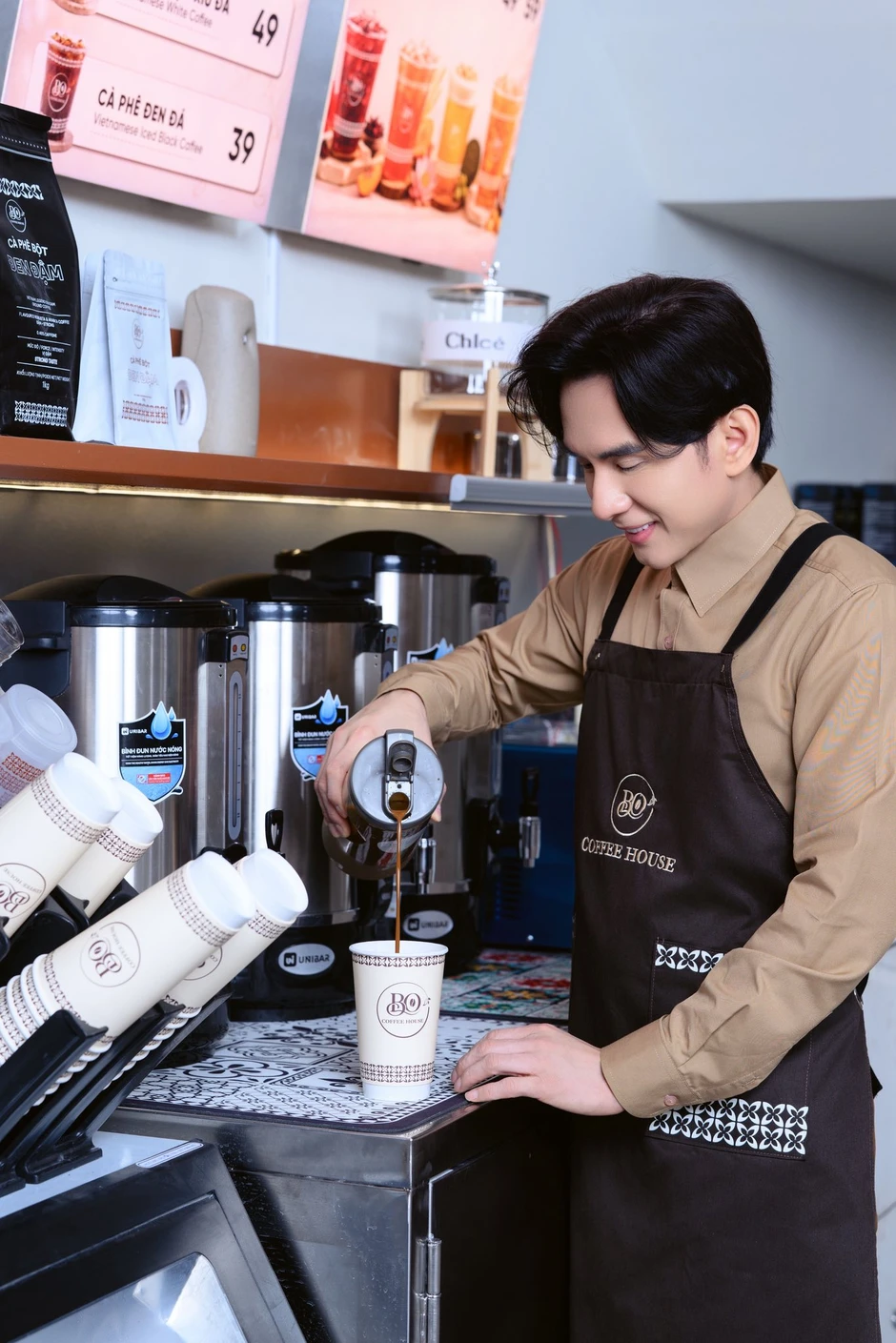 Nam ca sĩ nổi đình đám một thời đi bán cà phê ở phường Tân Định, TP.HCM, hơn 200 người đến ủng hộ Nam ca sĩ nổi đình đám một thời đi bán cà phê ở phường Tân Định, TP.HCM, hơn 200 người đến ủng hộ