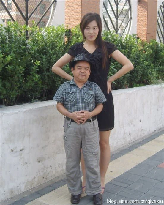 Nam diễn viên lùn nhất showbiz: Chỉ cao 1,28m, ngủ bụi ngoài công viên - gầm cầu vẫn cưới được 4 cô vợ trẻ đẹp