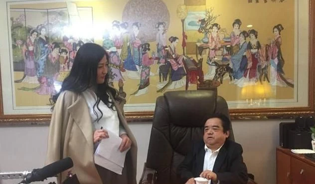 Nam diễn viên lùn nhất showbiz: Chỉ cao 1,28m, ngủ bụi ngoài công viên - gầm cầu vẫn cưới được 4 cô vợ trẻ đẹp