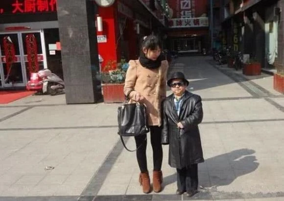 Nam diễn viên lùn nhất showbiz: Chỉ cao 1,28m, ngủ bụi ngoài công viên - gầm cầu vẫn cưới được 4 cô vợ trẻ đẹp